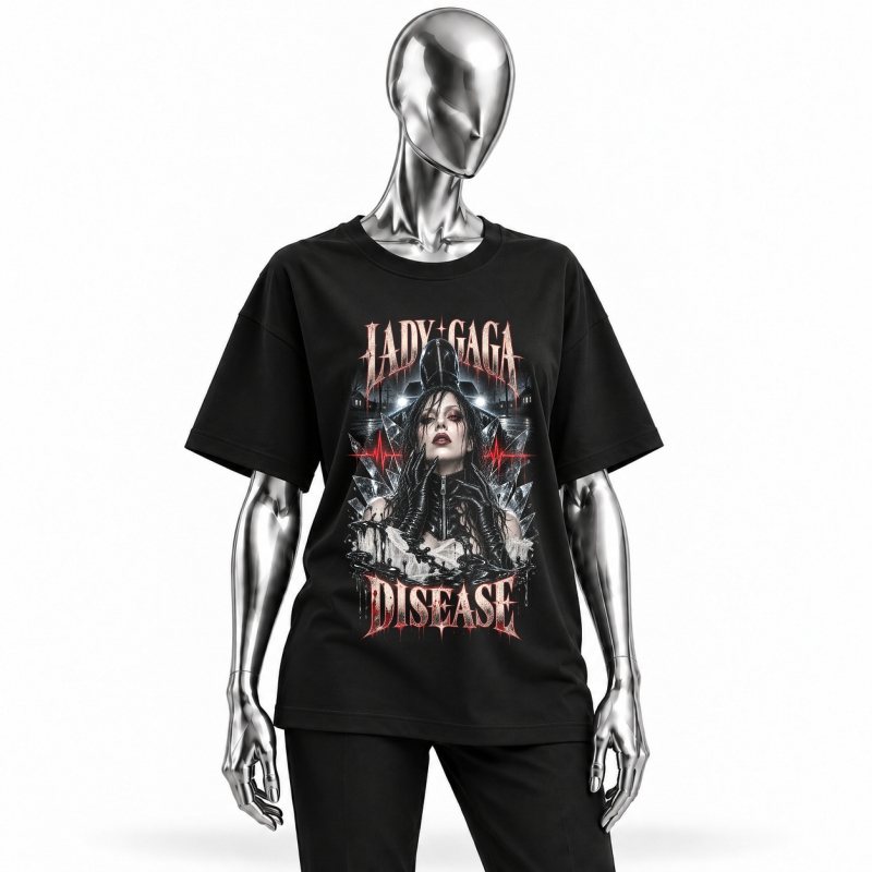 Camiseta preta Lady Gaga Disease vestida em manequim cromado