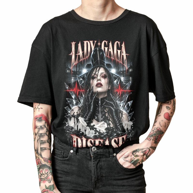 Pessoa vestindo a camiseta preta Lady Gaga Disease, em close da estampa