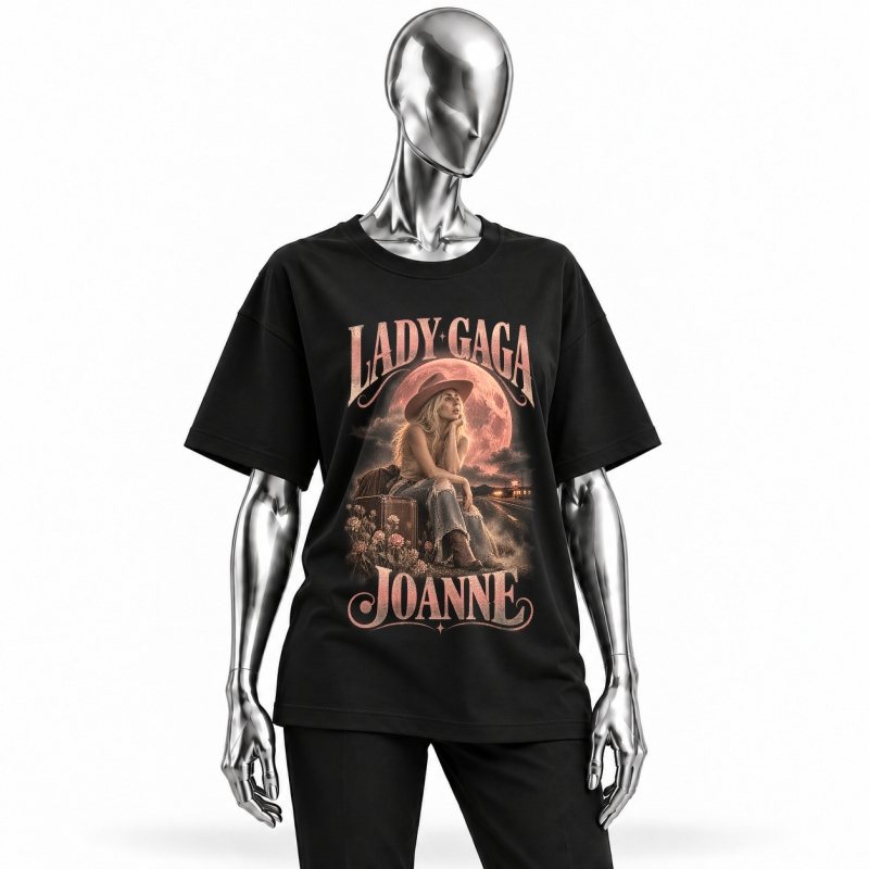 Camiseta preta Lady Gaga Joanne vestida em manequim cromado