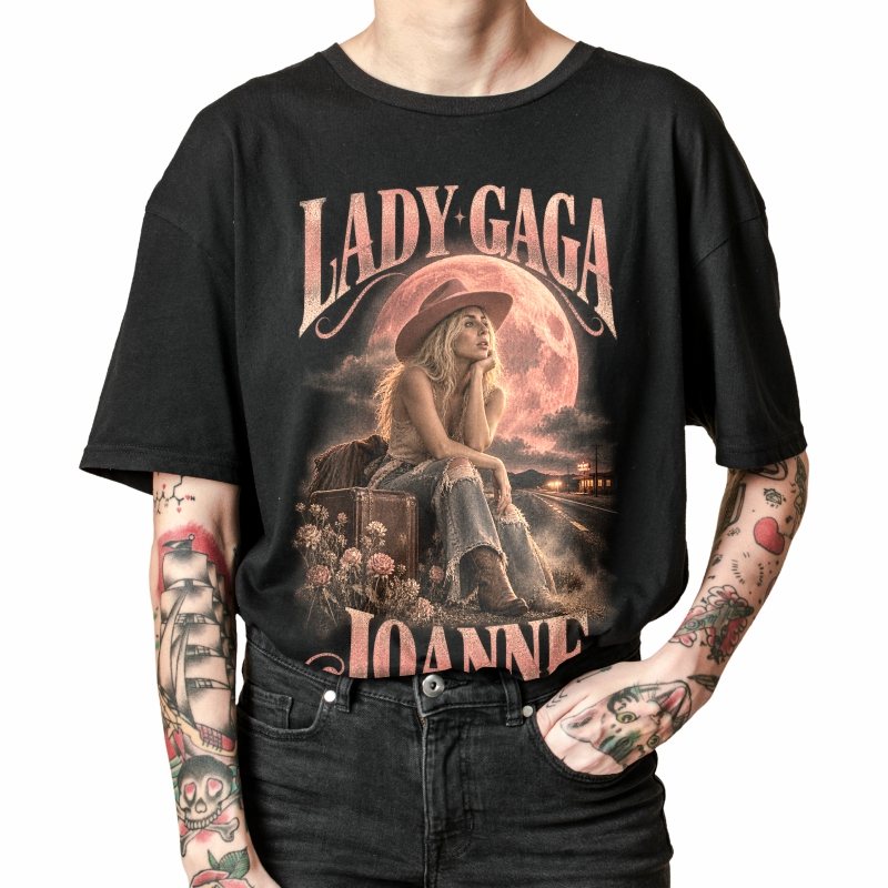 Pessoa vestindo a camiseta preta Lady Gaga Joanne, em close da estampa