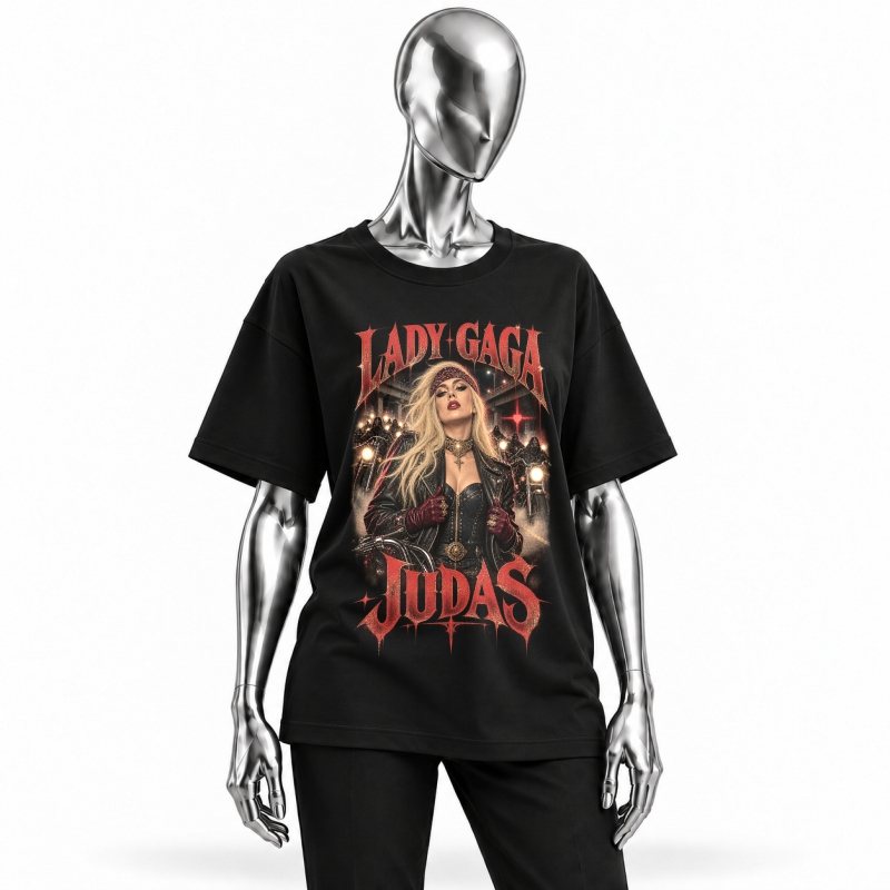 Camiseta preta Lady Gaga Judas vestida em manequim cromado