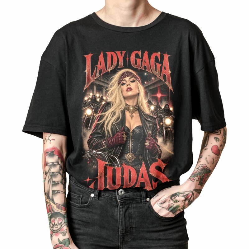 Pessoa vestindo a camiseta preta Lady Gaga Judas, em close da estampa