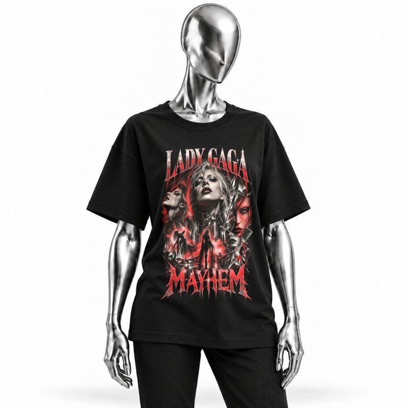 Camiseta preta Lady Gaga Mayhem vestida em manequim cromado