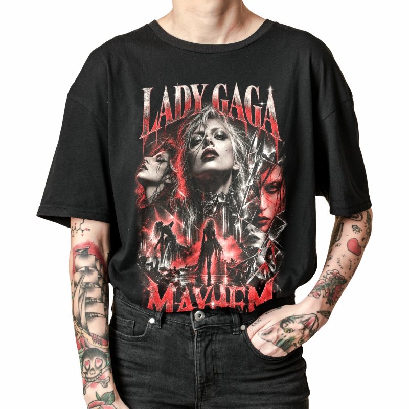 Pessoa vestindo a camiseta preta Lady Gaga Mayhem, em close da estampa