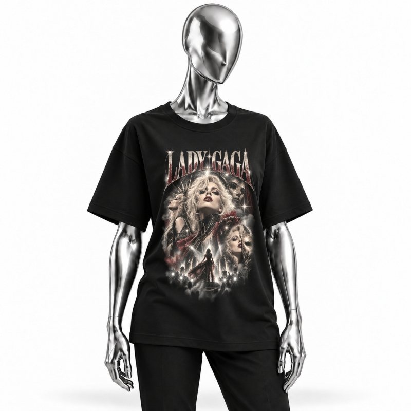 Camiseta preta Lady Gaga Pop Theatre vestida em manequim cromado