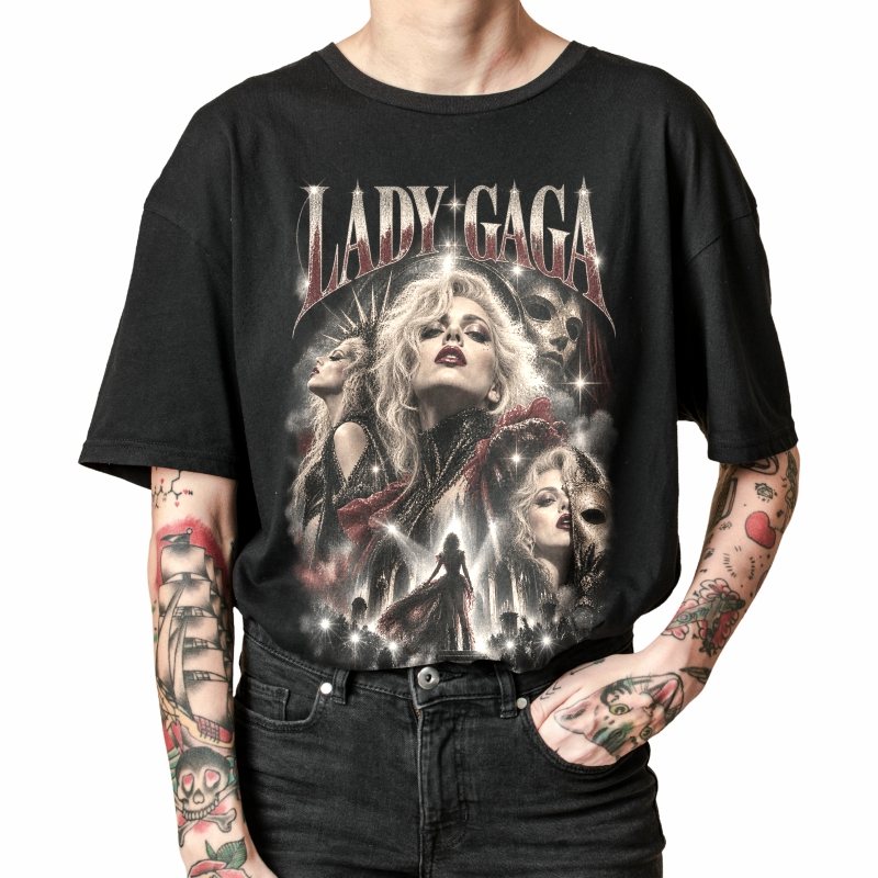 Pessoa vestindo a camiseta preta Lady Gaga Pop Theatre, em close da estampa
