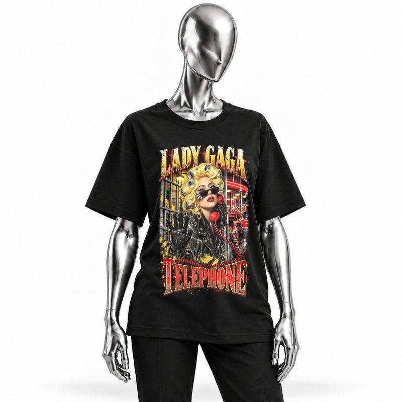 Camiseta preta Lady Gaga Telephone vestida em manequim cromado