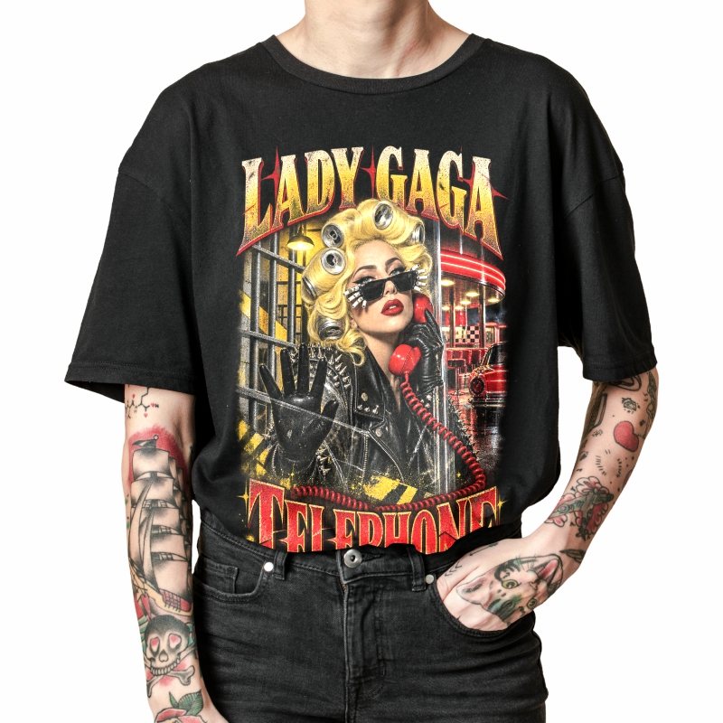 Pessoa vestindo a camiseta preta Lady Gaga Telephone, em close da estampa
