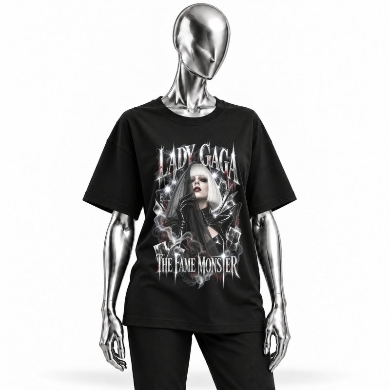 Camiseta preta Lady Gaga The Fame Monster vestida em manequim cromado