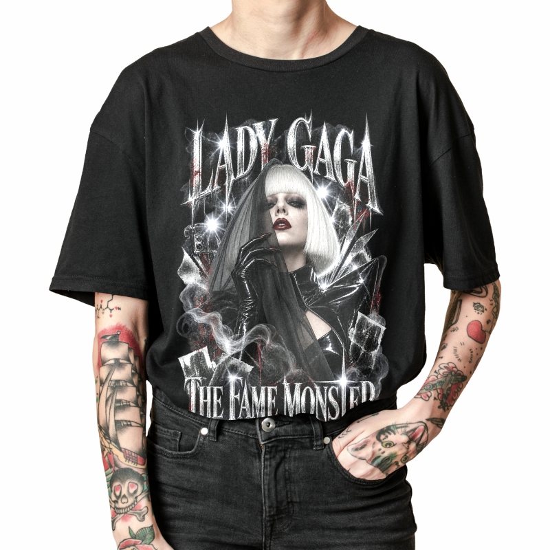 Pessoa vestindo a camiseta preta Lady Gaga The Fame Monster, em close da estampa