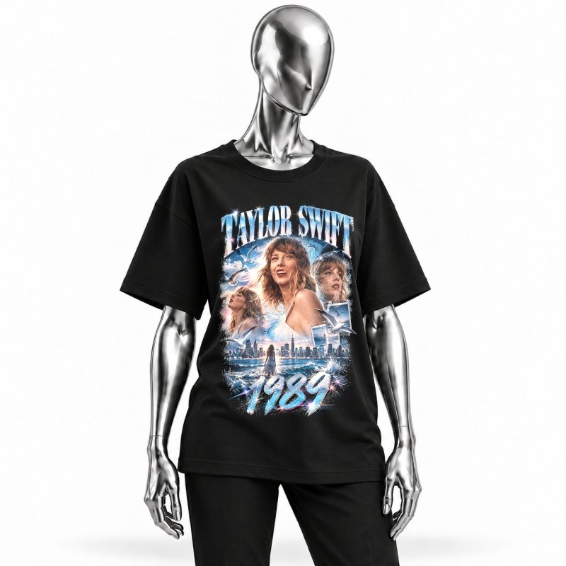 Camiseta preta Taylor Swift 1989 vestida em manequim cromado