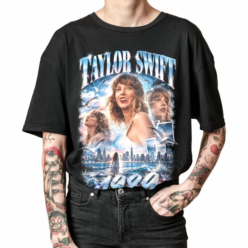 Pessoa vestindo a camiseta preta Taylor Swift 1989, em close da estampa