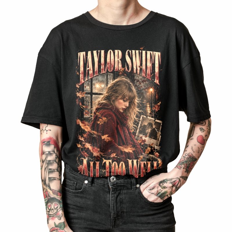 Pessoa vestindo a camiseta preta Taylor Swift All Too Well, em close da estampa