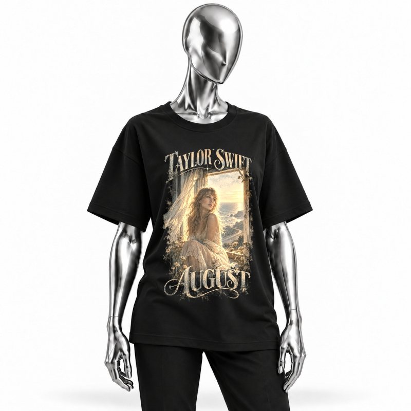 Camiseta preta Taylor Swift August vestida em manequim cromado