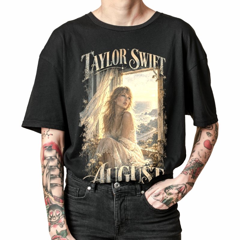 Pessoa vestindo a camiseta preta Taylor Swift August, em close da estampa