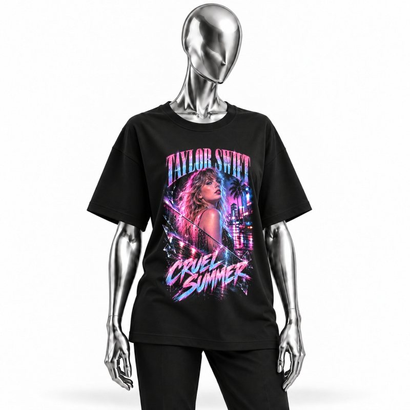 Camiseta preta Taylor Swift Cruel Summer vestida em manequim cromado