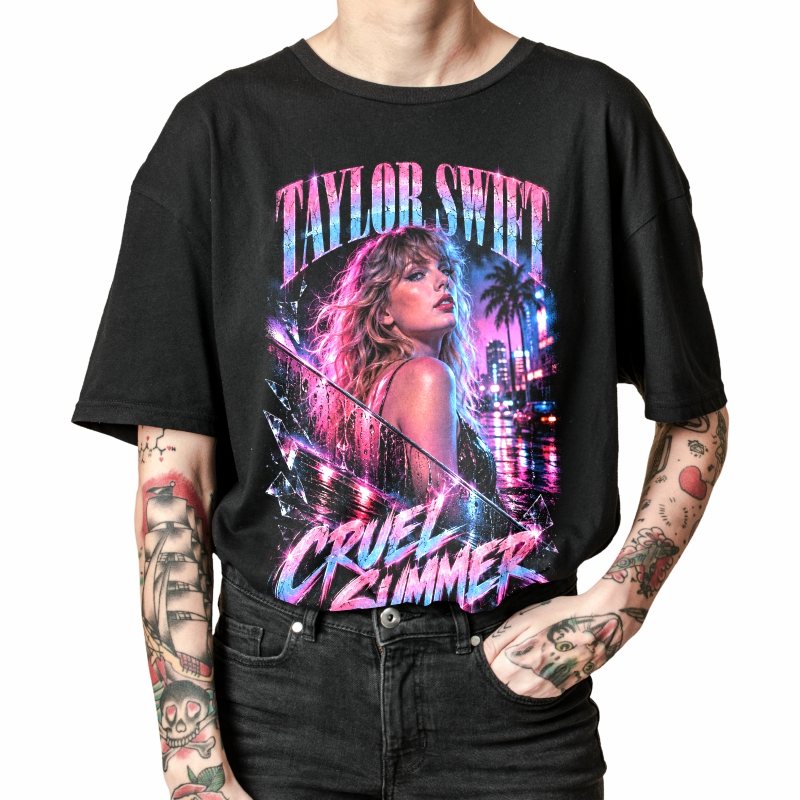 Pessoa vestindo a camiseta preta Taylor Swift Cruel Summer, em close da estampa