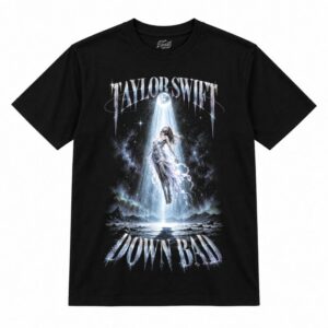 Camiseta preta Taylor Swift Down Bad com uma figura de vestido esvoaçante flutuando em um feixe de luz