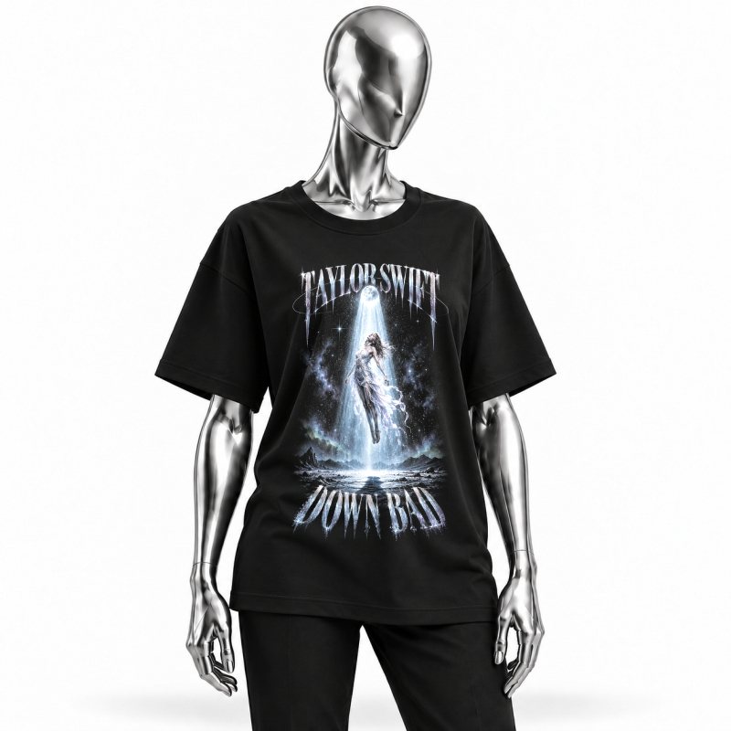 Camiseta preta Taylor Swift Down Bad vestida em manequim cromado