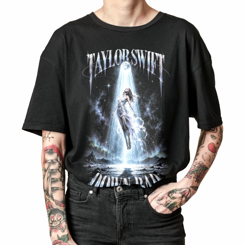 Pessoa vestindo a camiseta preta Taylor Swift Down Bad, em close da estampa