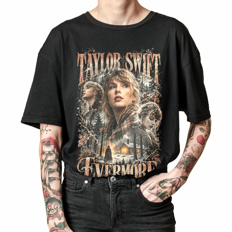Pessoa vestindo a camiseta preta Taylor Swift Evermore, em close da estampa
