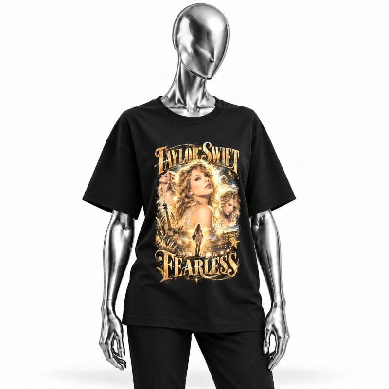 Camiseta preta Taylor Swift Fearless vestida em manequim cromado