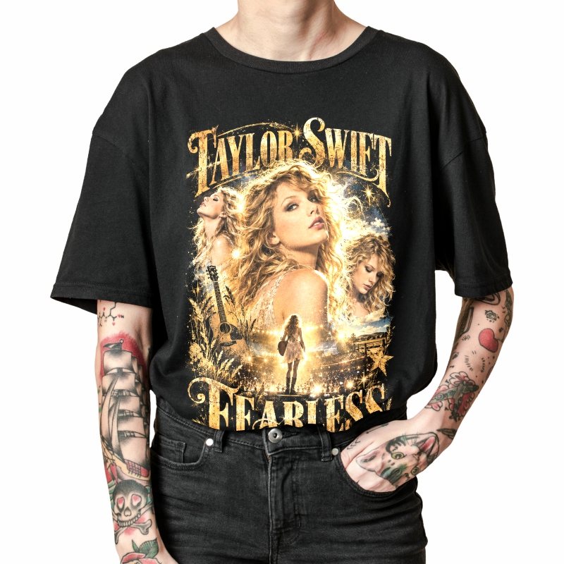 Pessoa vestindo a camiseta preta Taylor Swift Fearless, em close da estampa