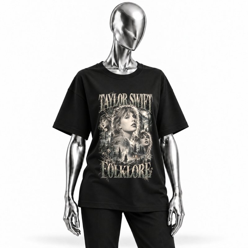 Camiseta preta Taylor Swift Folklore vestida em manequim cromado