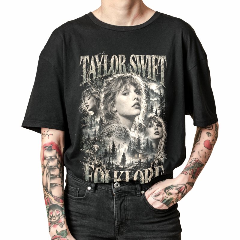 Pessoa vestindo a camiseta preta Taylor Swift Folklore, em close da estampa