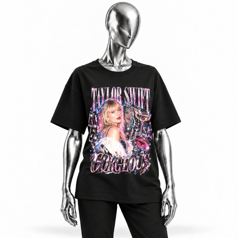 Camiseta preta Taylor Swift Gorgeous vestida em manequim cromado