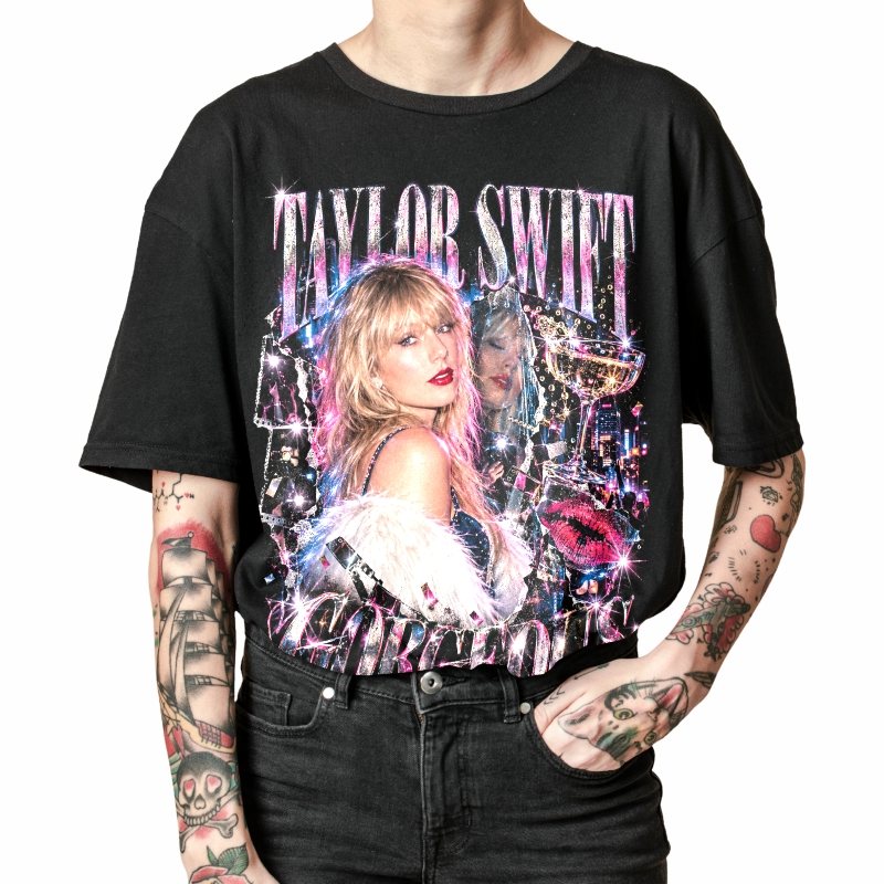 Pessoa vestindo a camiseta preta Taylor Swift Gorgeous, em close da estampa