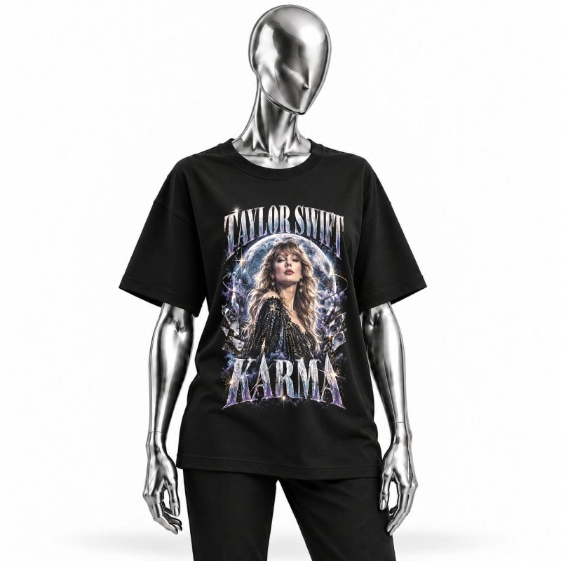 Camiseta preta Taylor Swift Karma vestida em manequim cromado