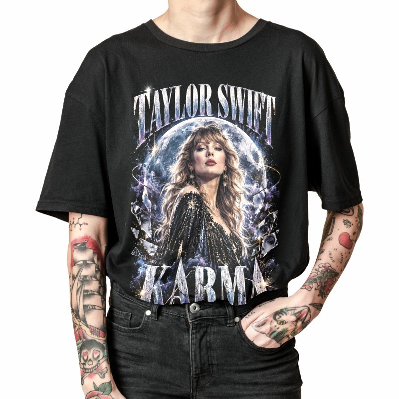 Pessoa vestindo a camiseta preta Taylor Swift Karma, em close da estampa