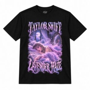 Camiseta preta Taylor Swift Lavender Haze com a Taylor Swift deitada entre nuvens lilás e pelúcia
