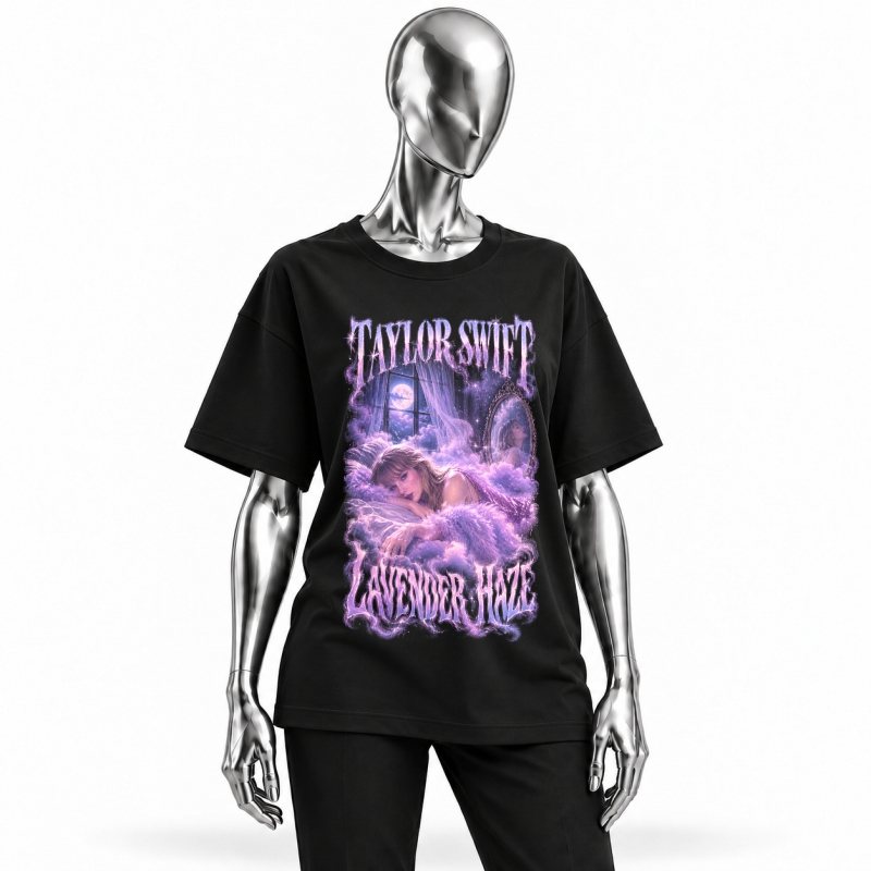Camiseta preta Taylor Swift Lavender Haze vestida em manequim cromado