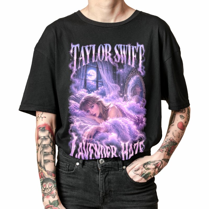 Pessoa vestindo a camiseta preta Taylor Swift Lavender Haze, em close da estampa