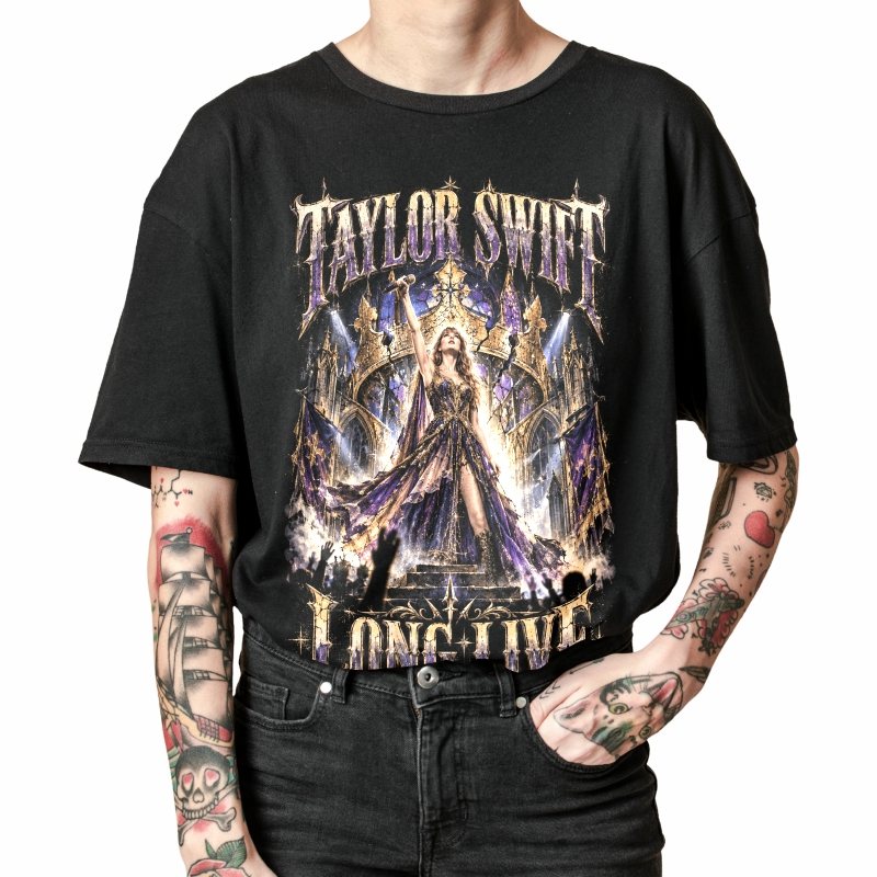 Pessoa vestindo a camiseta preta Taylor Swift Long Live, em close da estampa