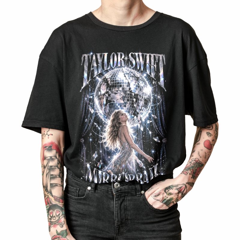 Pessoa vestindo a camiseta preta Taylor Swift Mirrorball, em close da estampa