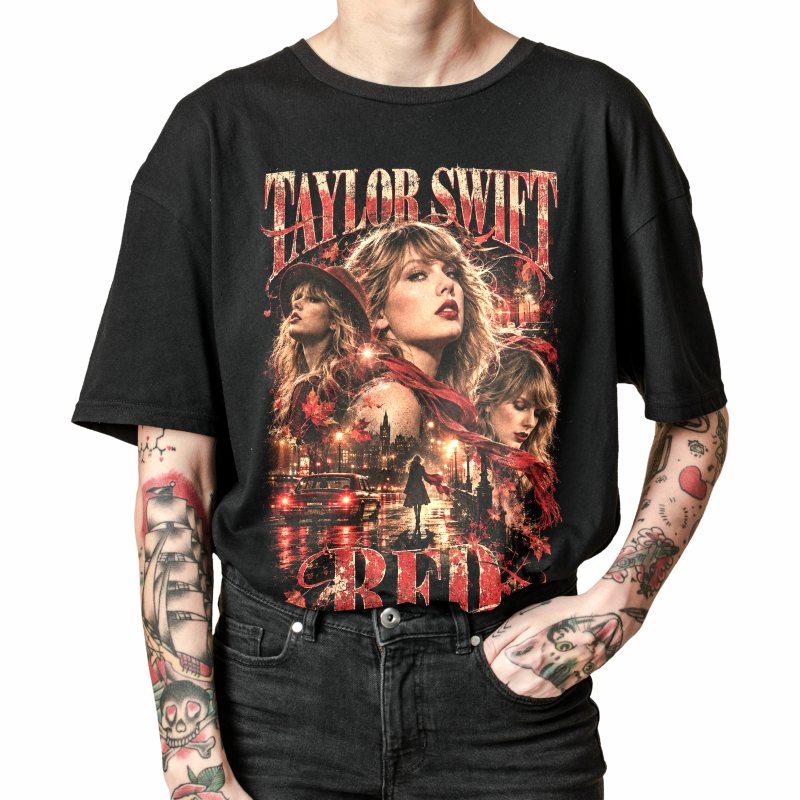 Pessoa vestindo a camiseta preta Taylor Swift Red, em close da estampa