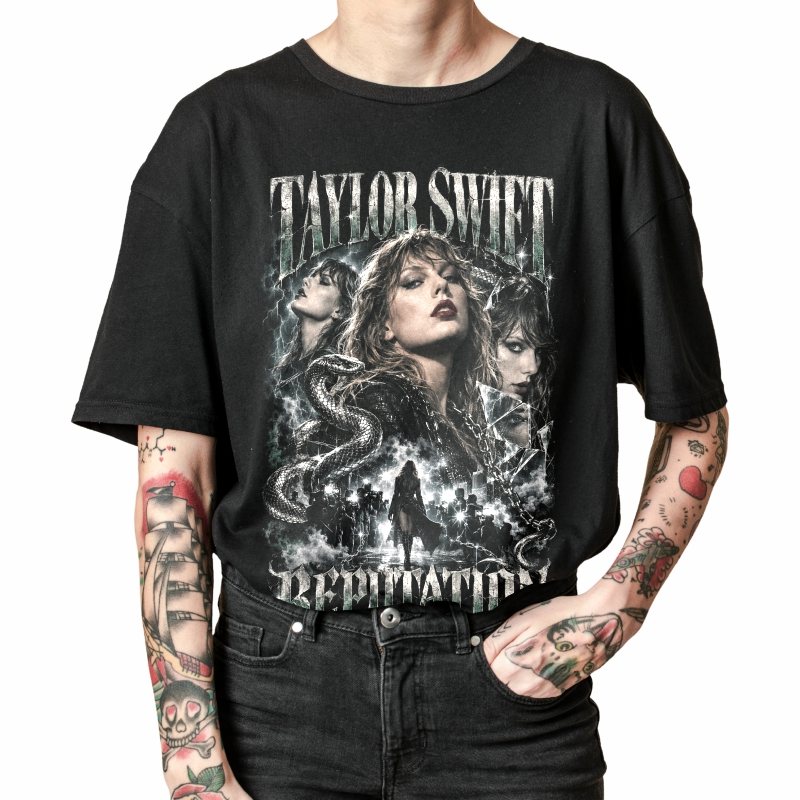 Pessoa vestindo a camiseta preta Taylor Swift Reputation, em close da estampa