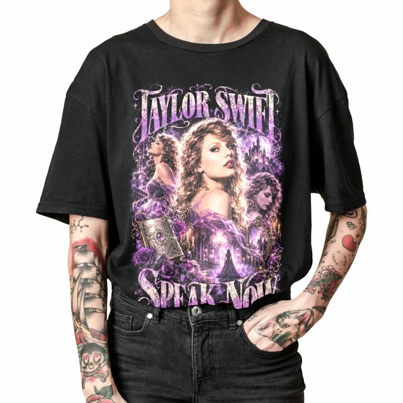 Pessoa vestindo a camiseta preta Taylor Swift Speak Now, em close da estampa