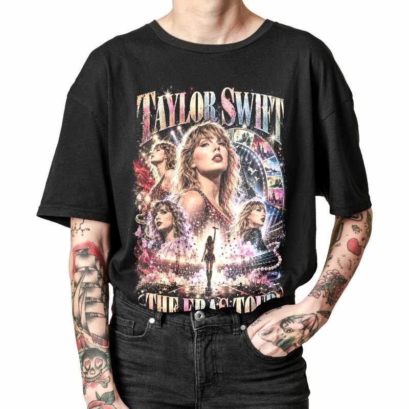 Pessoa vestindo a camiseta preta Taylor Swift The Eras Tour, em close da estampa