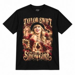 Camiseta preta Taylor Swift The Life of a Showgirl com a Taylor Swift sorrindo de cartola