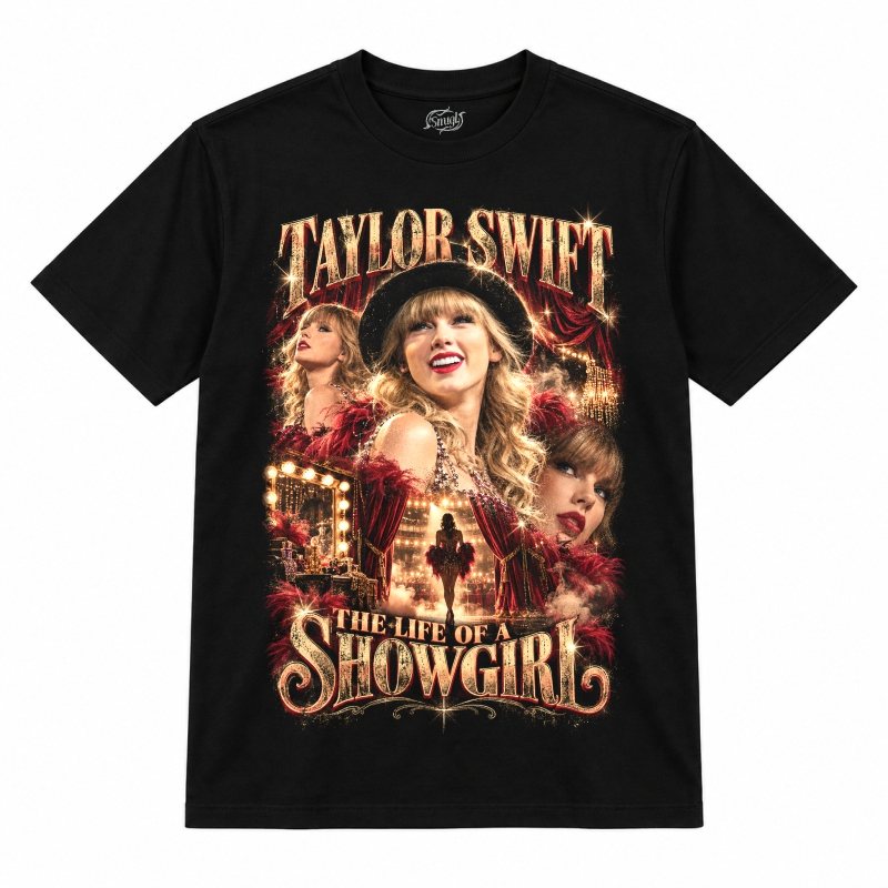Camiseta preta Taylor Swift The Life of a Showgirl com a Taylor Swift sorrindo de cartola