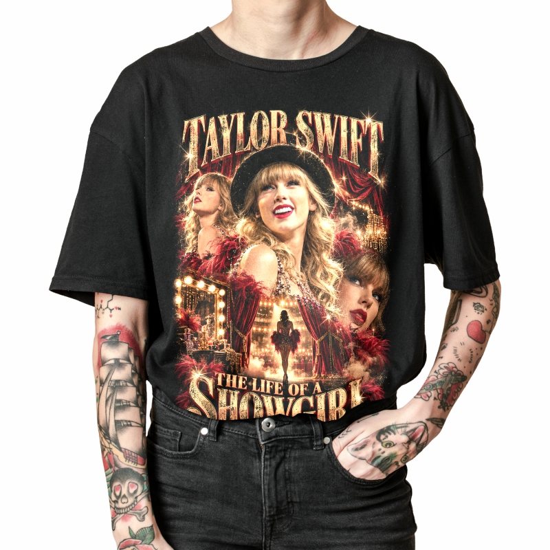 Pessoa vestindo a camiseta preta Taylor Swift The Life of a Showgirl, em close da estampa