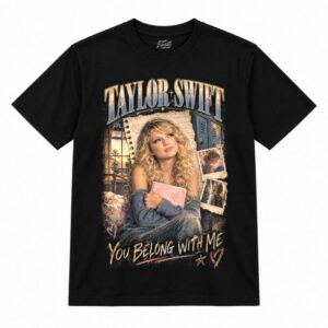 Camiseta preta Taylor Swift You Belong With Me com a Taylor Swift de cabelo cacheado e suéter azul