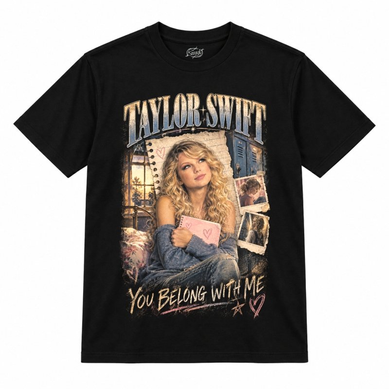 Camiseta preta Taylor Swift You Belong With Me com a Taylor Swift de cabelo cacheado e suéter azul