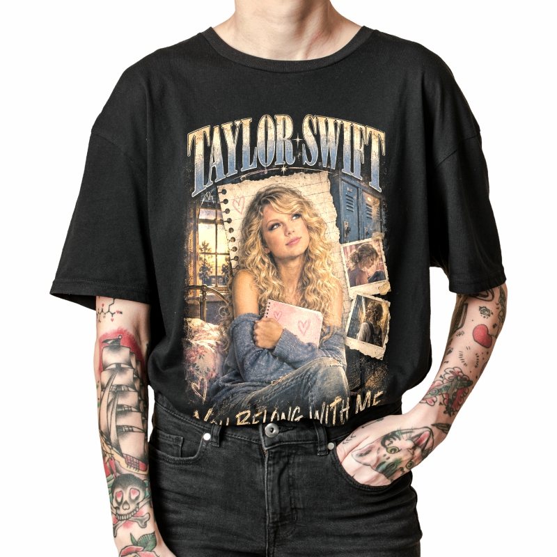 Pessoa vestindo a camiseta preta Taylor Swift You Belong With Me, em close da estampa